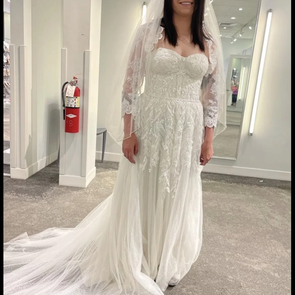 Elegant Lace Wedding Dress with Veil - Picture 1 of 7
